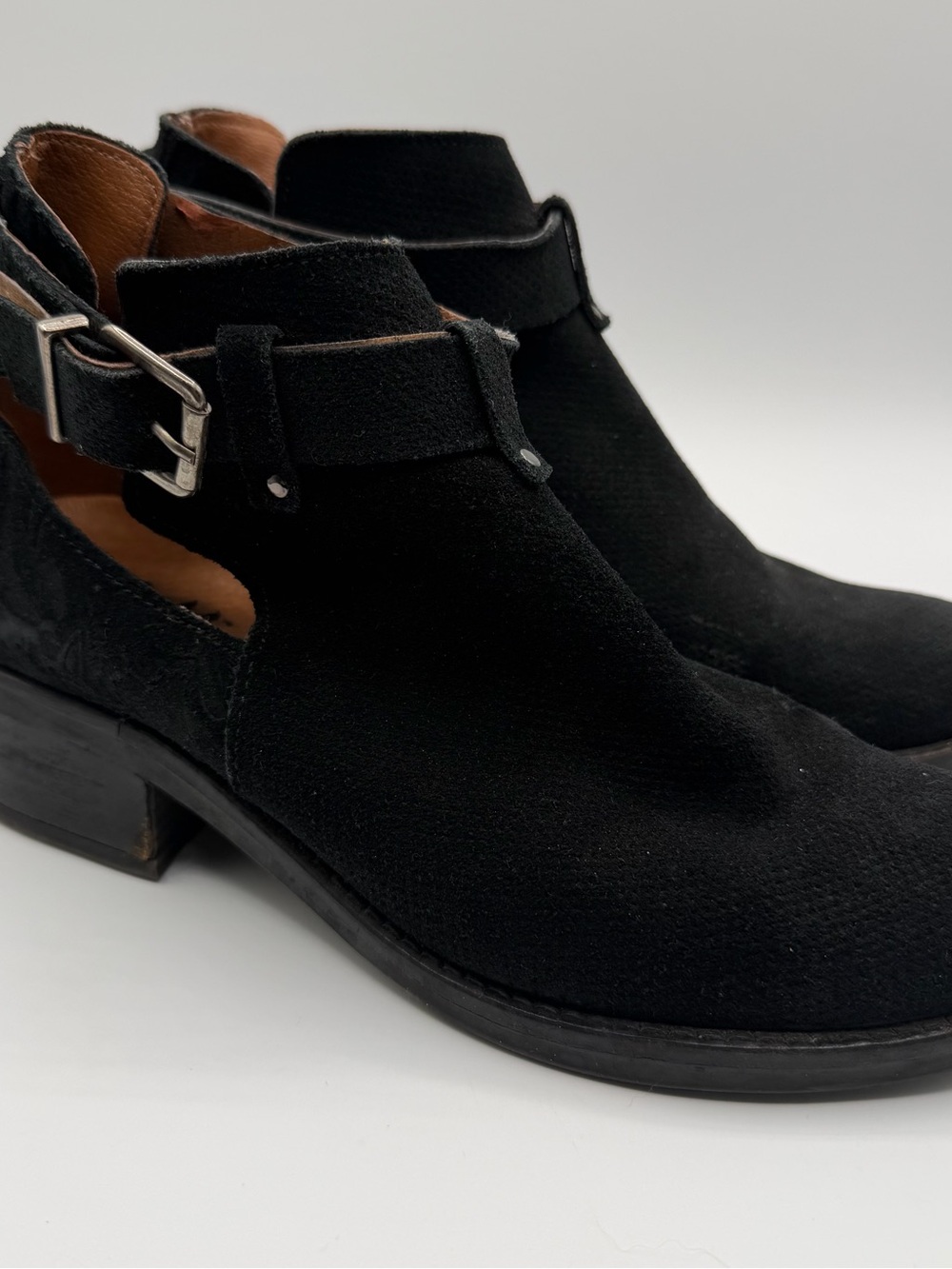 Tara M Keegan Black Suede Buckle Ankle Booties Floral Heel Women’s 7